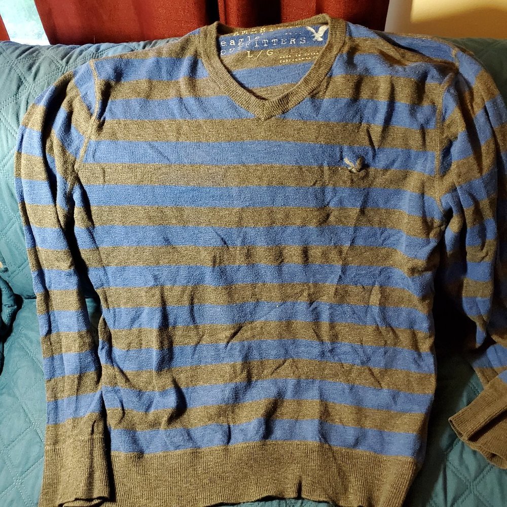 American Eagle V neck